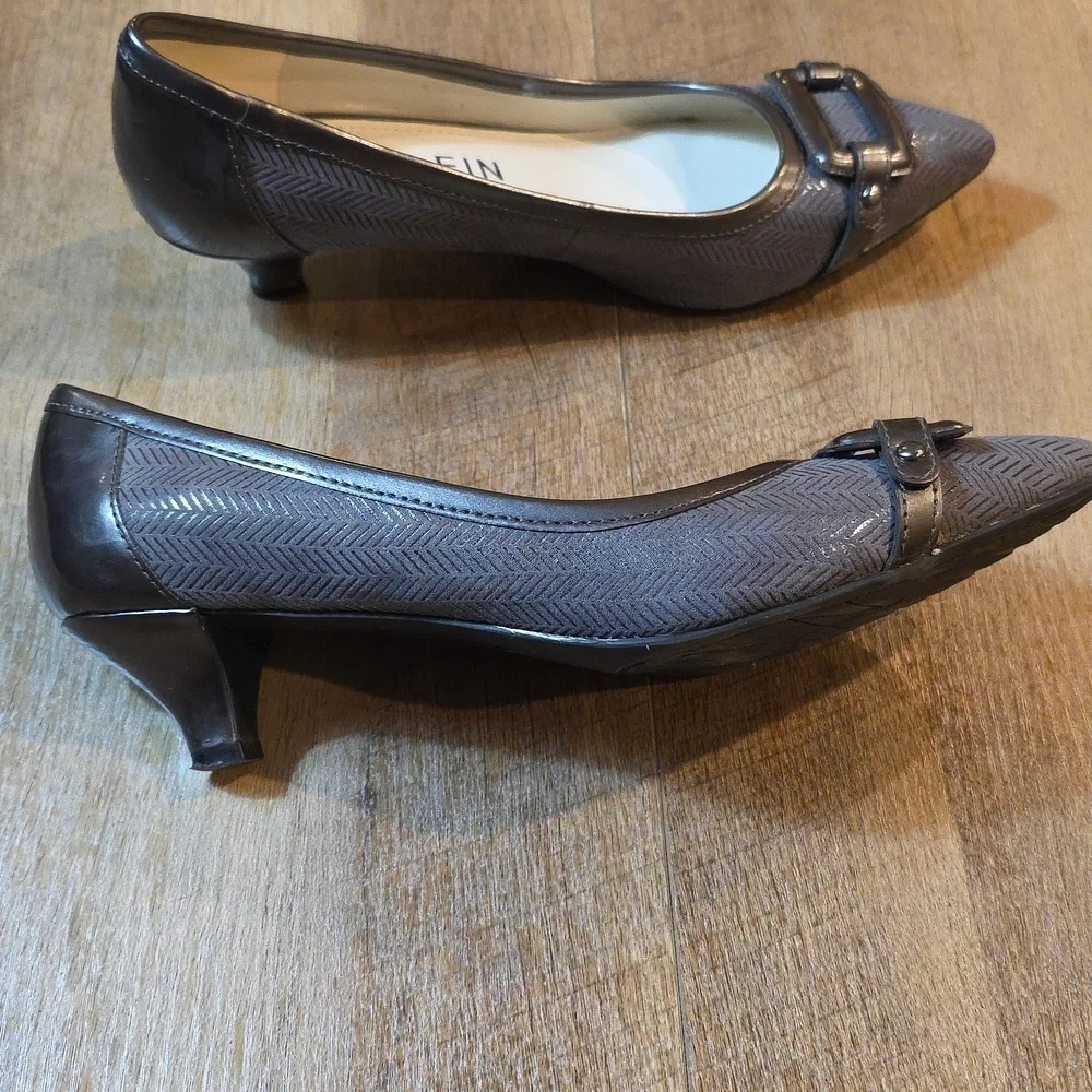 Anne Klein- Akmelanie Gray Kitten Heel. Size 9
